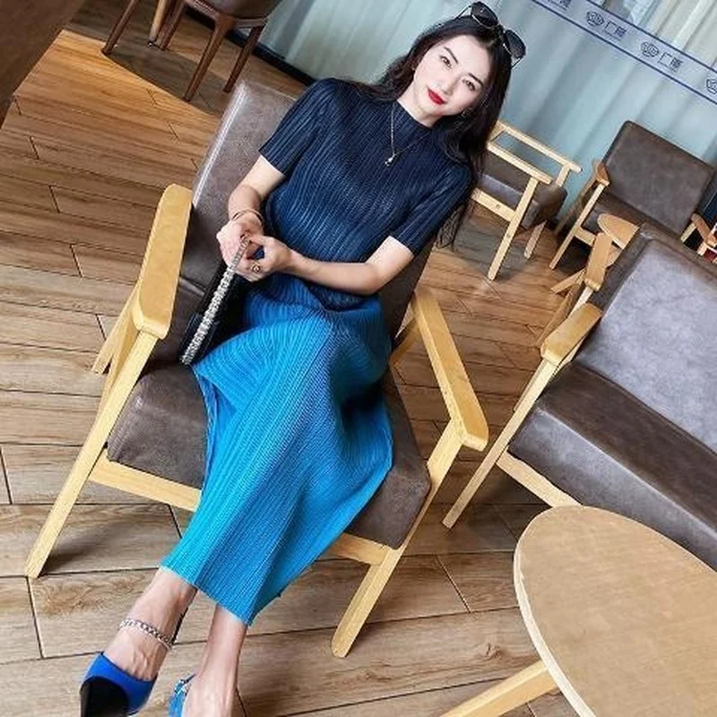 

Women Dress The New Pleated Dress Female Gradient Color O-neck Mid-length Slim Slimming Fashion New Drape Bottoming Long Skirt