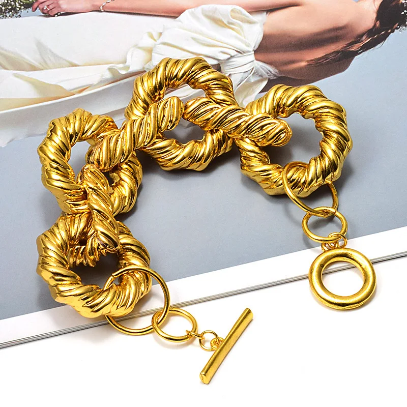 The high quality fashion exquisite bracelet, the unique large circle bracelet, the female fashion excellent jewelry