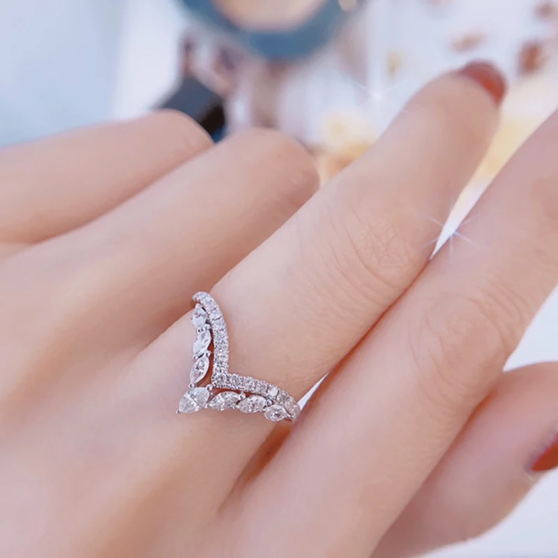 Huitan Fancy Female Ring V-shaped Design Fashion Contracted Style Dazzling Cubic Zirconia High Quality Luxury Jewelry for Women