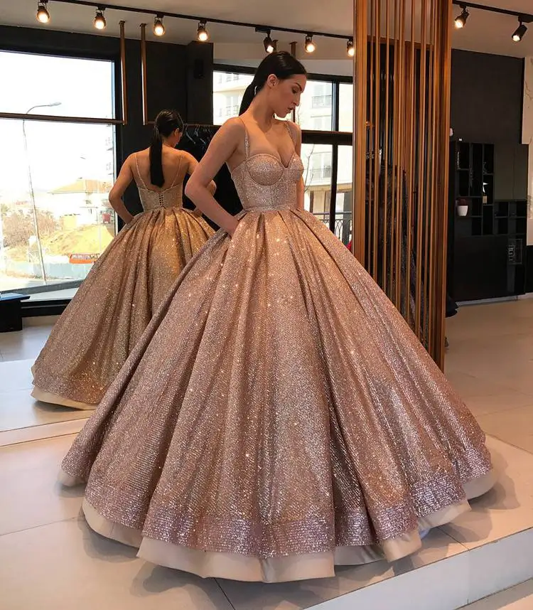 2021 Charms Ball Gown Sweet 16 Dress Cinghie in oro rosa Puffy Glitter Abiti da festa per donna Quinceanera пла Kamiе robes de soirée