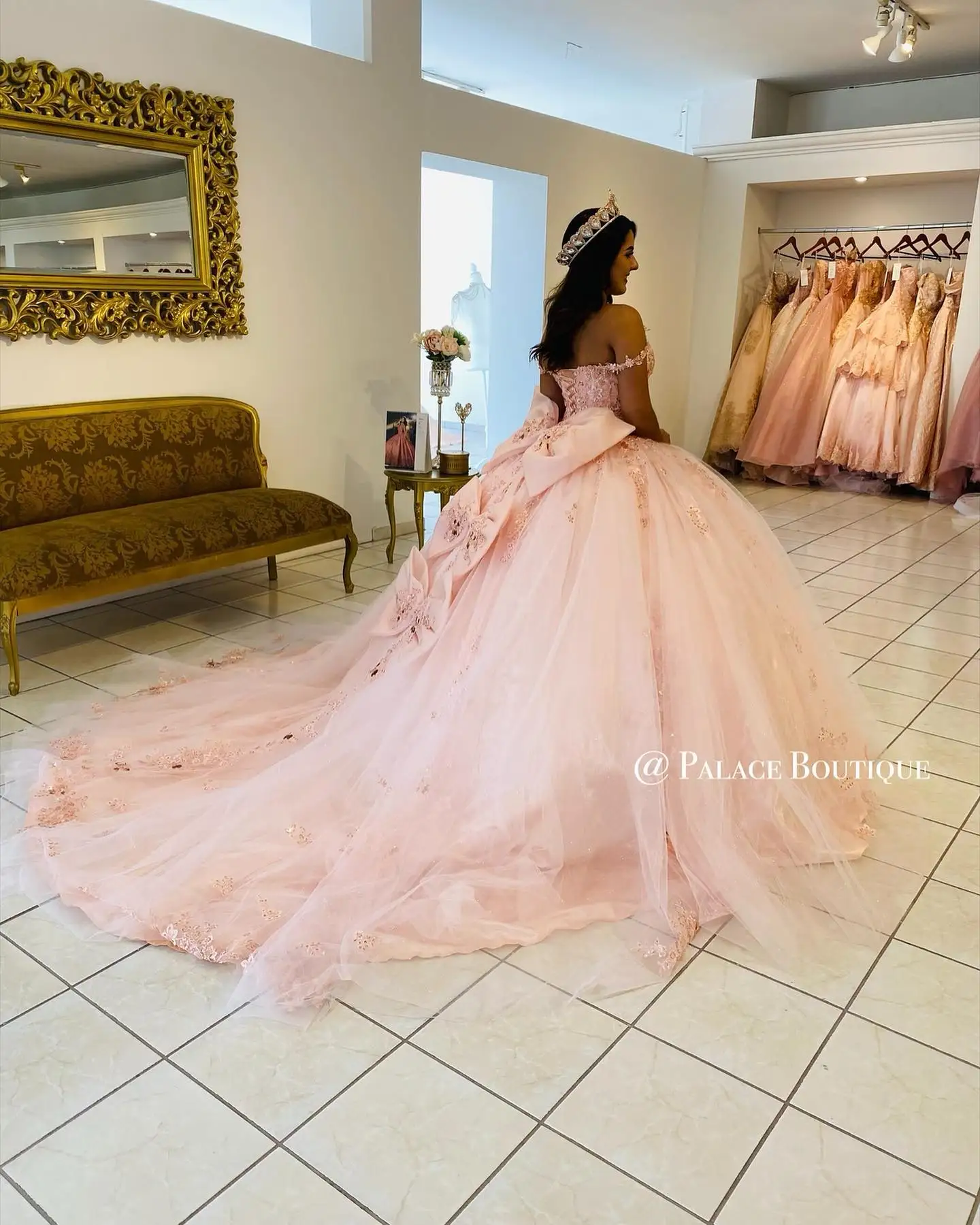 Gorgeous Pink 2022 Quinceanera เดรสลูกไม้ Up Appliqued ไหล่ Bow บอลชุดพรหมปาร์ตี้หวาน16ชุด vestidos