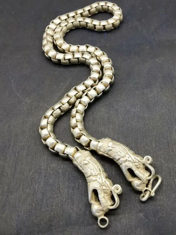 

China Old Tibet Silver Carving Chain Double Dragon Necklace Collection Ornaments Figurines Gift