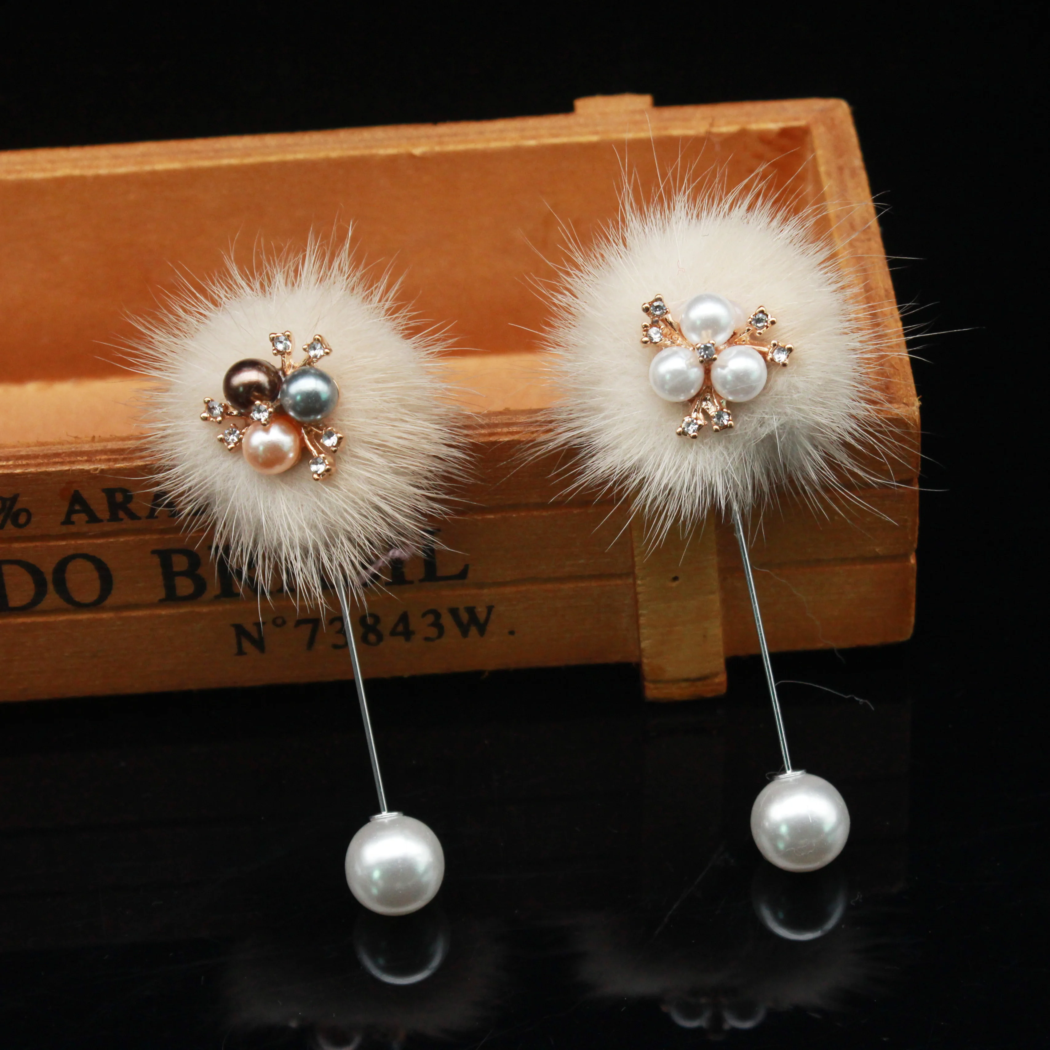 Cute Charm Pearl Brooch Pins For Women Korean Mink Fur Pompom Ball Piercing Lapel pin Brooch Collar Jewelry Gifts