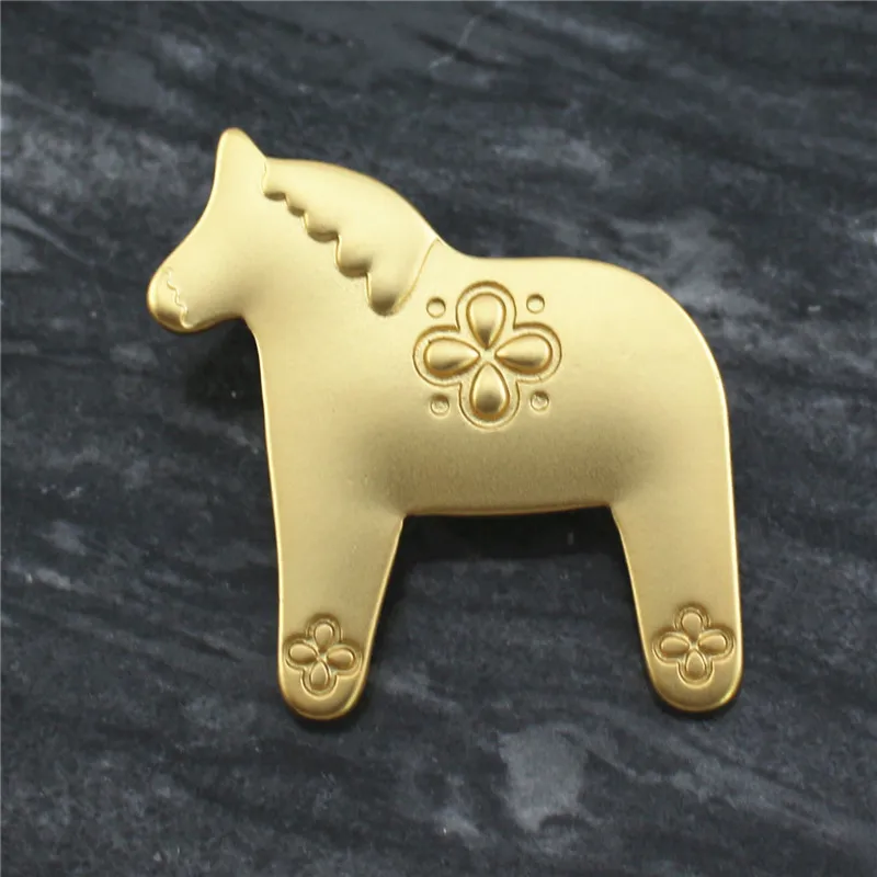 New Fashion Korean Simple Bird Eagle Horse Animal Flower Star Metal Brooch Pin Badge For Women Coat Hat Scarf Accessories Gifts