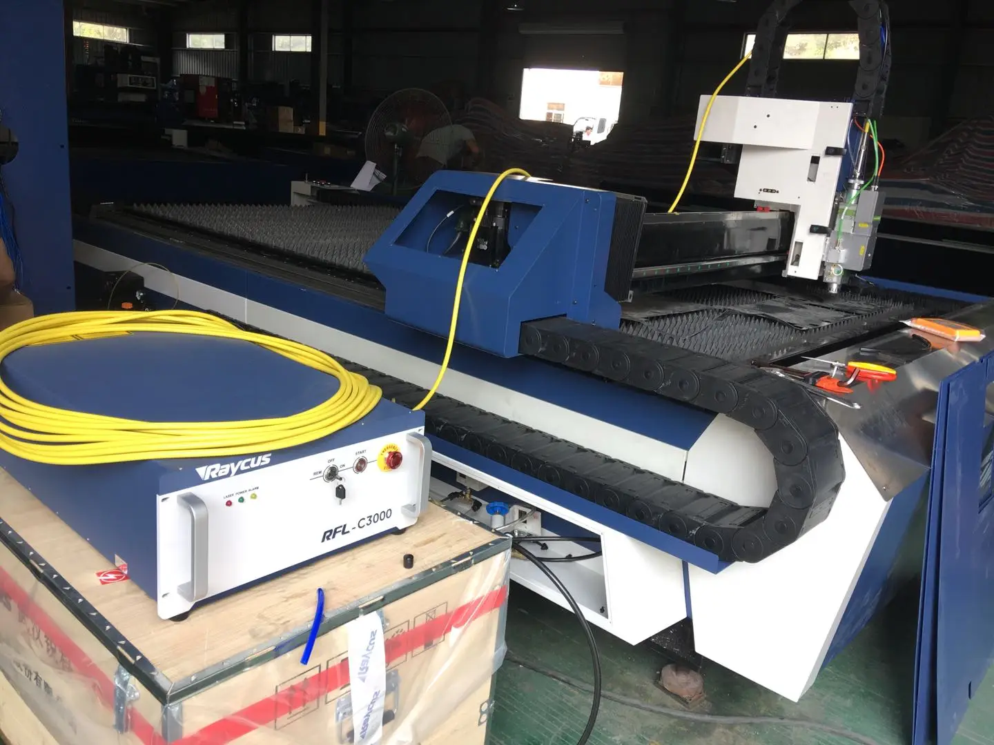 Raycus-fuente láser de fibra de 3000W para máquina cortadora, el espesor máximo de corte es de 20mm