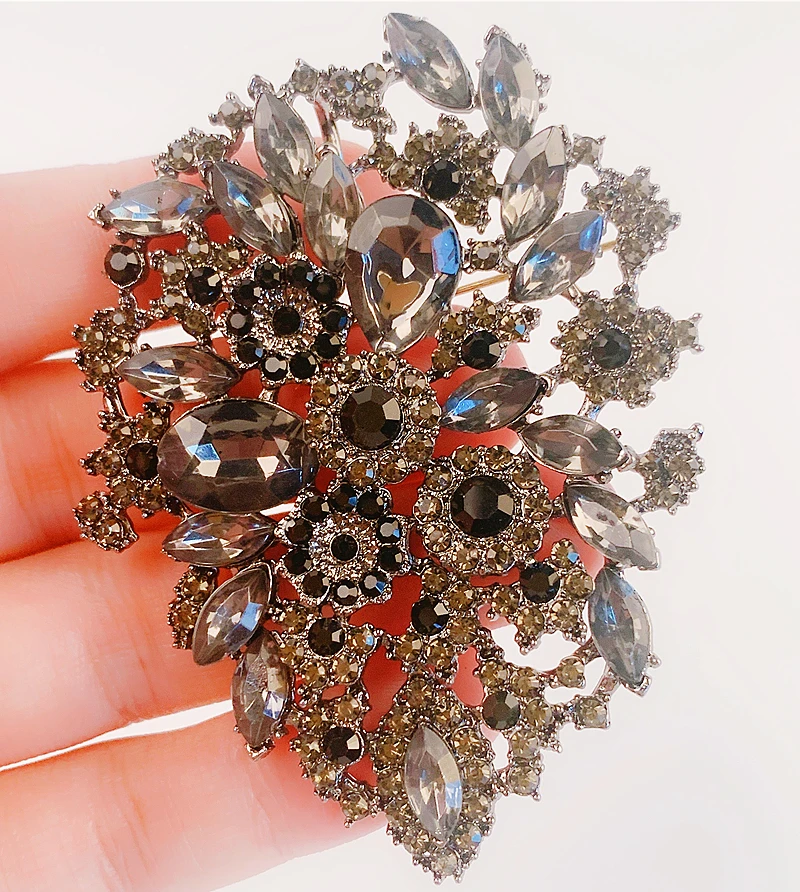 Exquisite Yellow Black White Crystal Rhinestone Flower Brooch Pin for Women Trend Banquet Accessories Coat Brooch