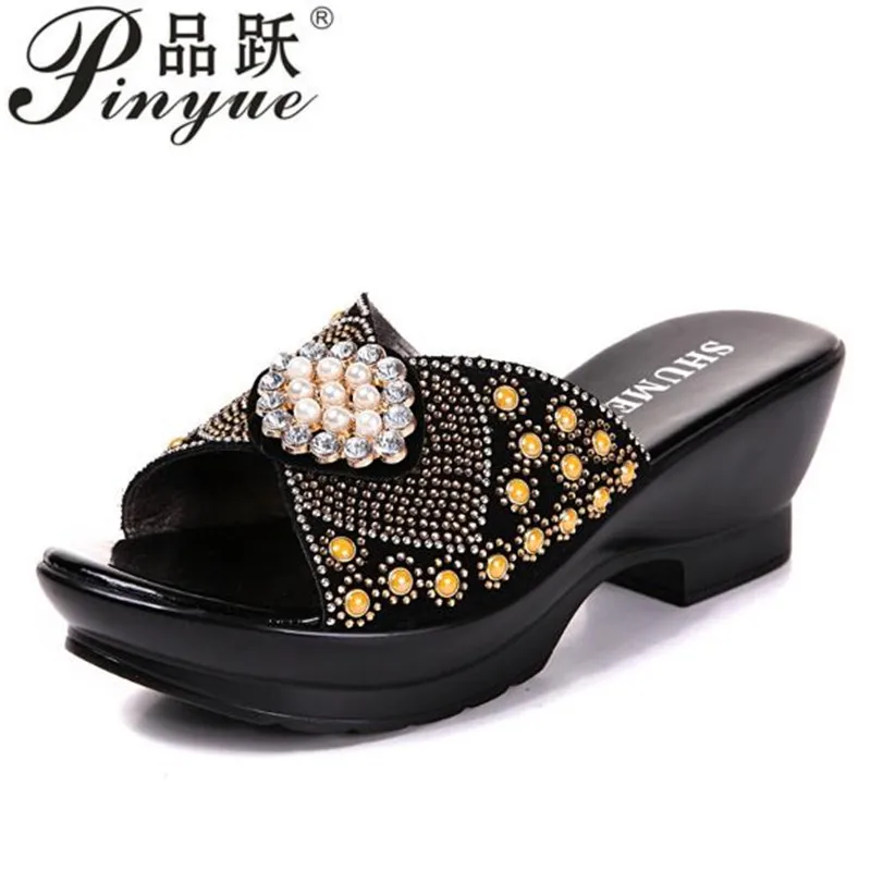 fashion 35--42  SUMMER  WOMEN FASHION SANDALS THICK HEEL SOFT SURFACE FEMAL SLIPPERS RHINESTONE WOMEN SLIPPERS PLUS SIZE 35-42