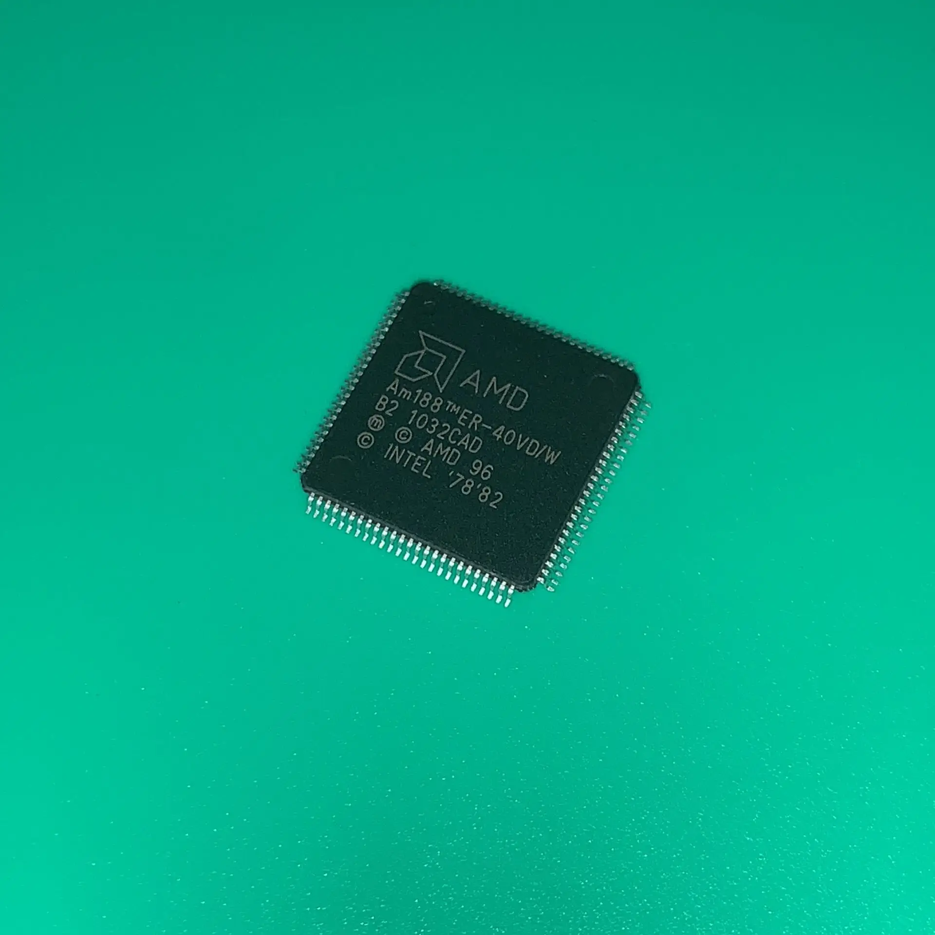 AM188ER-40VD TQFP100 AM188TMER-40VD High-Performance, 80C186-En 80C188-Compatible 16-Bit Embedded Microcontrollers Met Ram 40