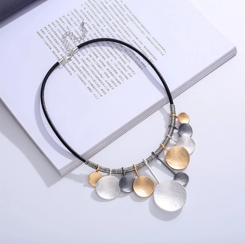 Round Pendant Choker Necklaces For Women Retro New Alloy Female Statement Necklace Fashion Jewelry Collier Femme