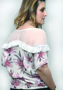 Short-sleeved women's plumeti blouse made of viscose flower print fabric, with plumeti neckline fabric.