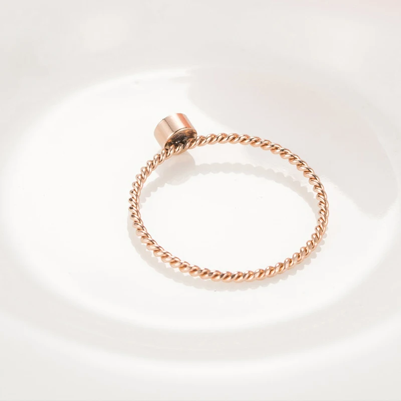 1มม.สแตนเลสสตีลแหวน Zircon ลวดถักบางแหวน Rose Gold ผู้หญิง Minimalist เครื่องประดับงานแต่งงานของขวัญขนาด5 9