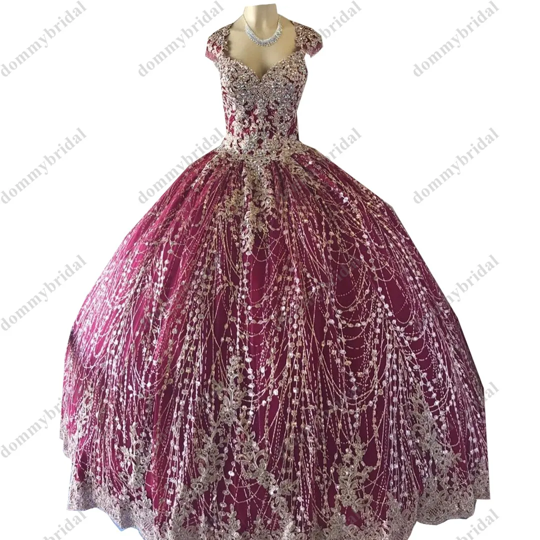 Vestidos de Fiesta de Quinceañera de tul con lentejuelas doradas brillantes, de 15 a 16 años, baratos, hasta el suelo, mangas casquillo, diamantes de imitación, Burdeos