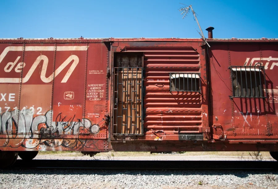 Laeacco الأحمر مهجور قطار الكتابة على الجدران صورة غرفة الديكور خلفية التصوير خلفية الصورة لاستوديو الصور