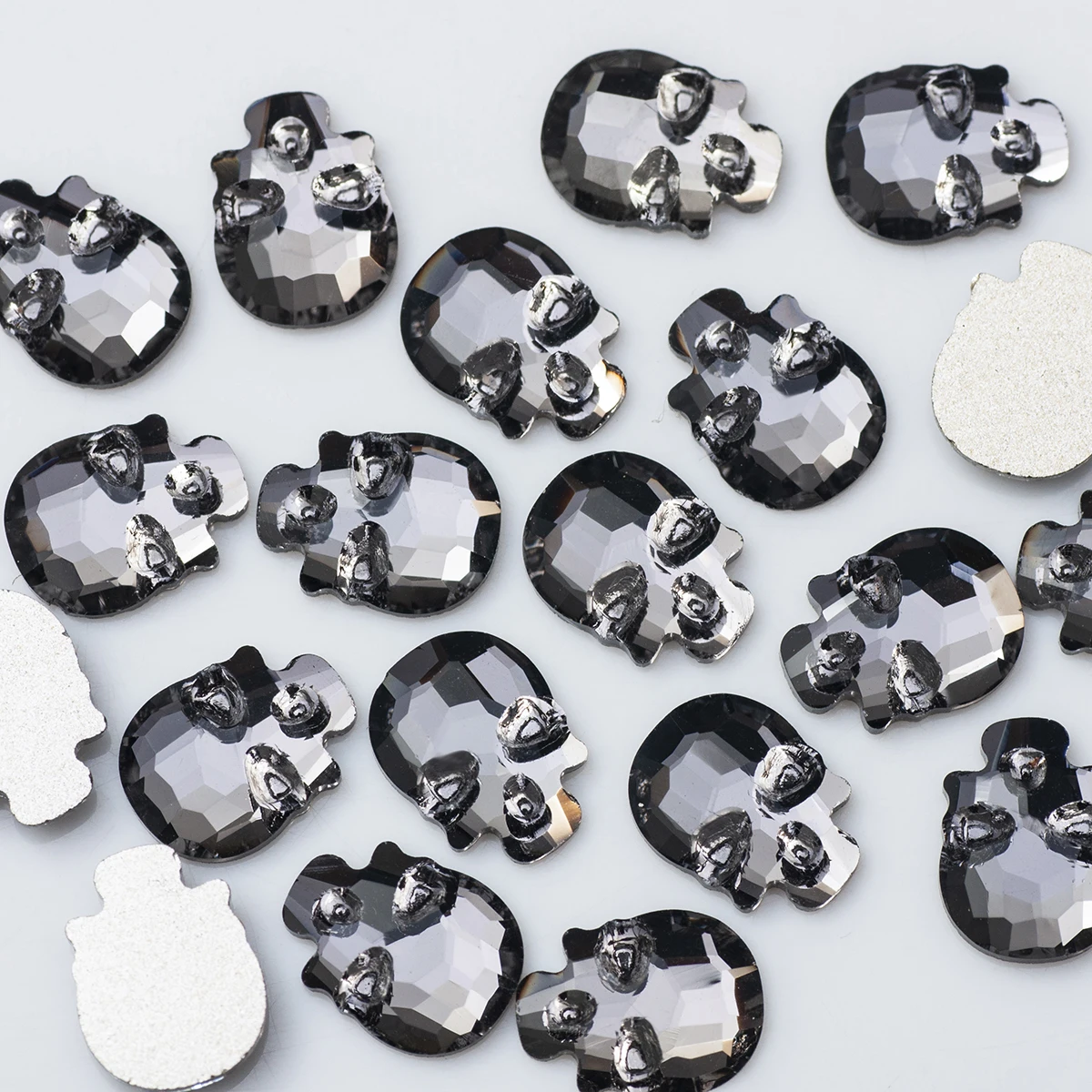 100 Stück Flache Totenkopf-Strasssteine 6x8mm 8x10mm in verschiedenen Farben, Kristallglassteine für DIY-Kleidungsdekoration und Nagelkunst-Zubehör – Detail 6