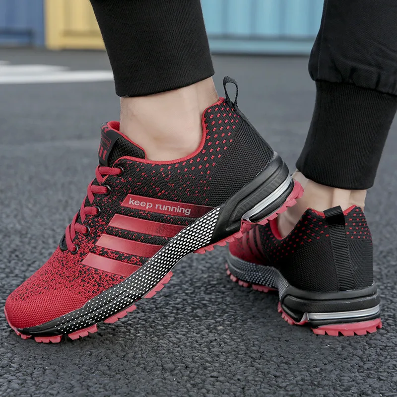 Zapatillas de correr transpirables para hombre y mujer, zapatos deportivos cómodos de encaje, talla grande 47, color negro y rojo, para exteriores