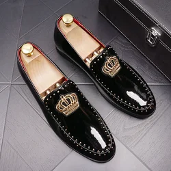 New Luxury Men Casual Shoes Patent Leather Pointed Toe Embroider Crown Business Leisure Black Wedding Dress Shoes