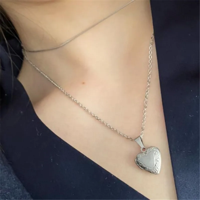 Steel Color Stainless Tiny Heart Photo Frame Pendant Necklace Love Heart Charms Floating Locket Necklaces Women Memorial Jewelry