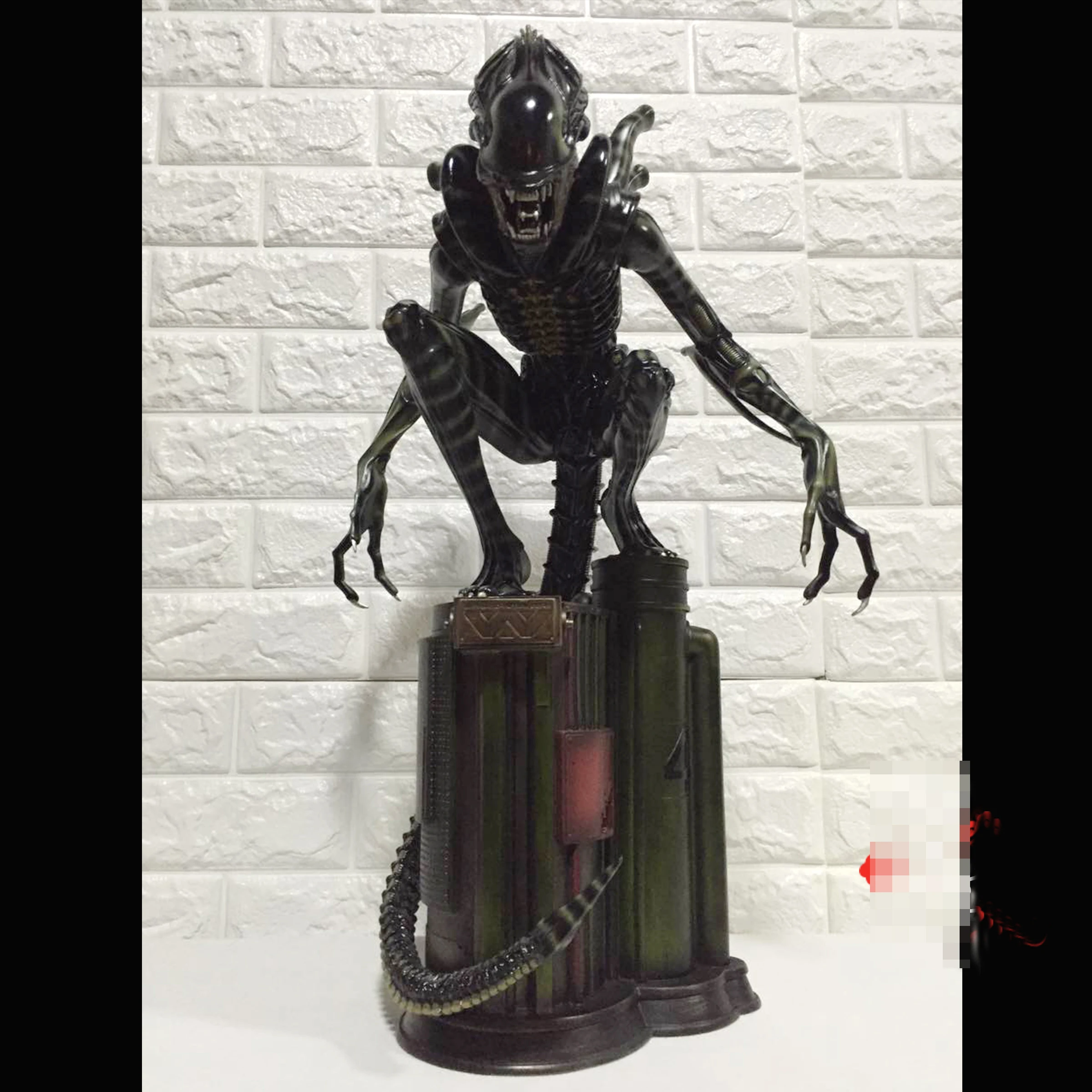 

HOT SALE 1:4 scale Alien vs Predator 60cm Felt a crouching like AVP Alien Warrior hand model furnishing articles