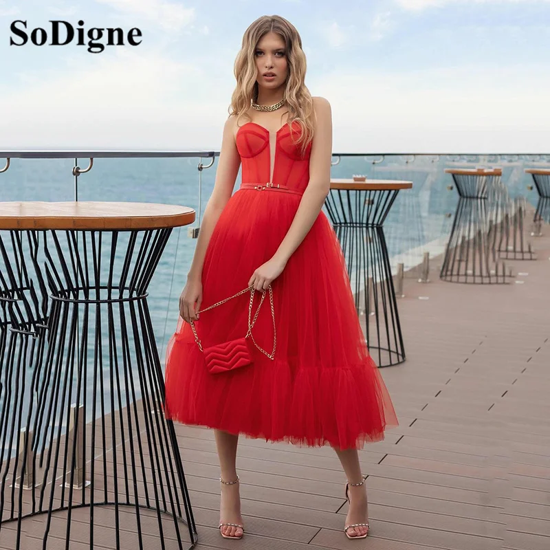 SoDigne ง่ายสีแดงสั้นชุด2021 Sweetheart ชั้น A-Line กับเข็มขัดชายาว Tulle Gowns อย่างเป็นทางการ