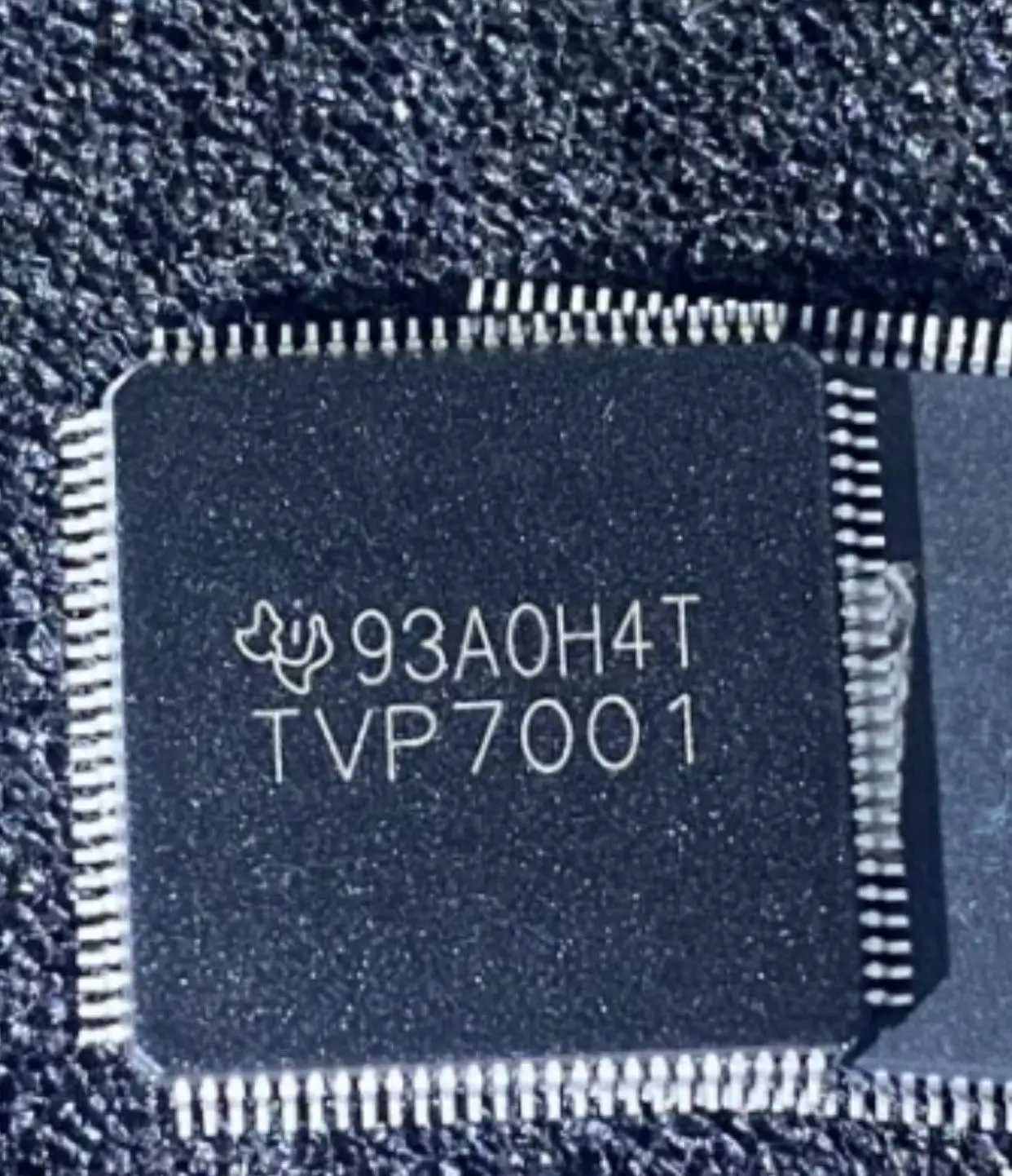 2PCS/ TVP7001PZP TVP7001 QFP100