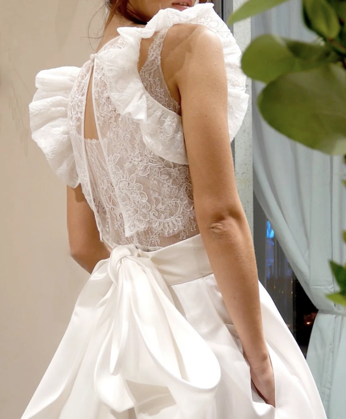 Vestido De Novia elegante De satén, traje De Novia con cuello redondo, manga casquillo, Apliques De encaje, botón De lentejuelas, tren De barrido