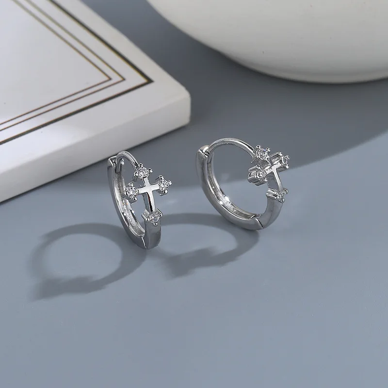 CIAXY Silberfarbene Kreuz-Ohrhänger für Männer und Frauen, Paare, Persönlichkeits-Zirkon-Ohrclip, Punk-Schmuck – Detail 8