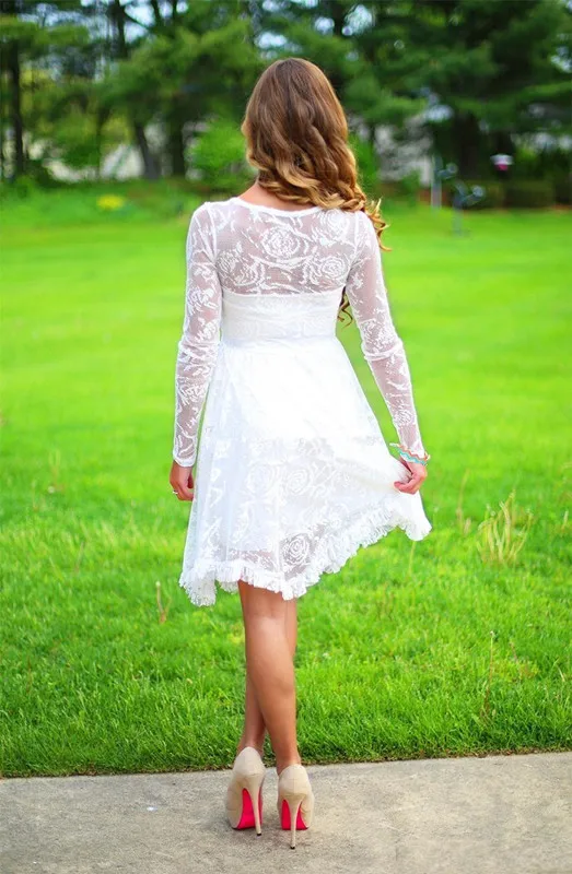 Robes de mariée courtes de cow-girl de pays avec manches longues décolleté en cristal longueur au genou dentelle robe de mariée de plage courte personnalisée