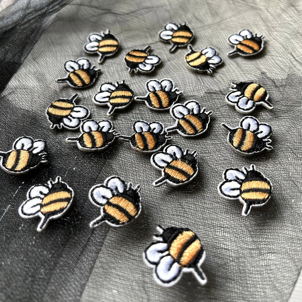 10 teile/los Mini Gelbe Biene Patch Stickerei Aufkleber Eisen auf Patches für Kleidung Applique Stickerei DIY Kleidung Zubehör