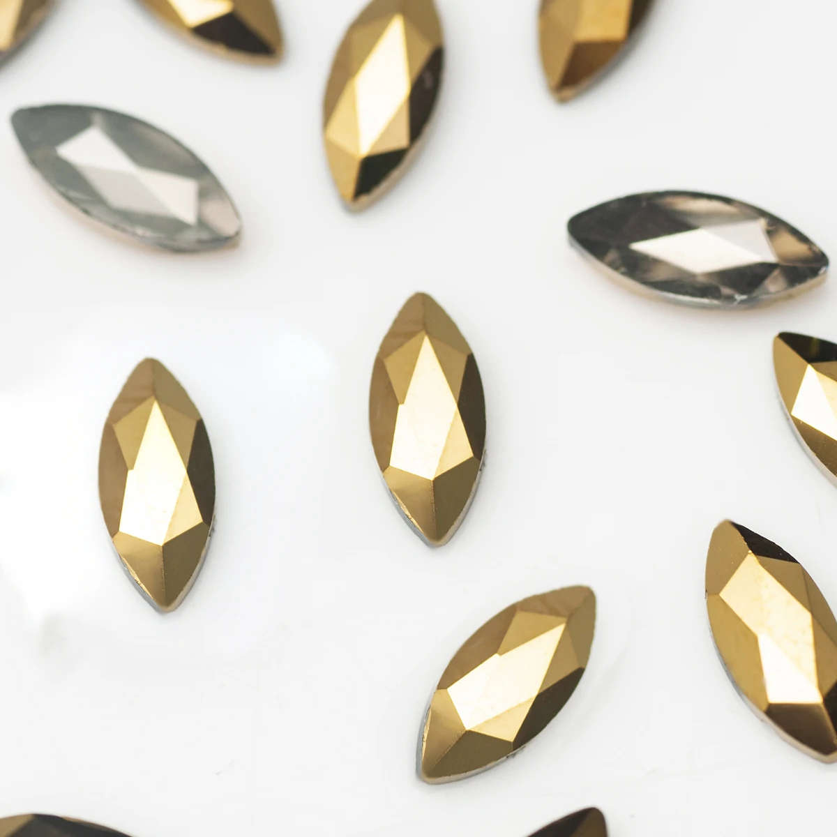 100 Stück Bunte 3,5x8mm Navette Non-Hot-Fix Strasssteine aus Kristallglas für Nagelkunst, Kleidung und Basteldekorationen – Detail 2