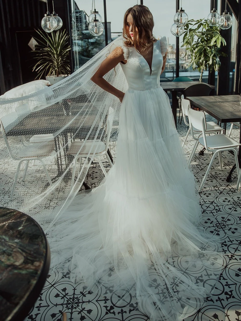 Vestidos de novia de tul escalonados con cuello de pico profundo, línea A, botones abiertos en la espalda, vestidos de novia de princesa hechos A medida, talla grande 2021, para playa al aire libre