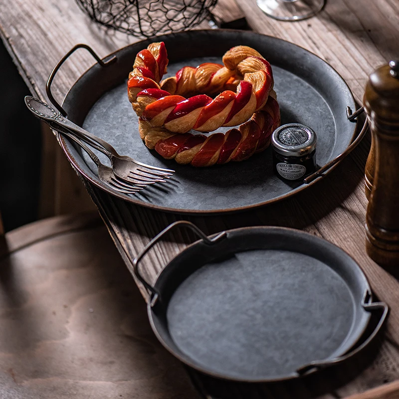 European Retro Metal Plate with Handles Handcrafted Round Vintage Storage Fruits and Bread Tray Home Decoration Garden and