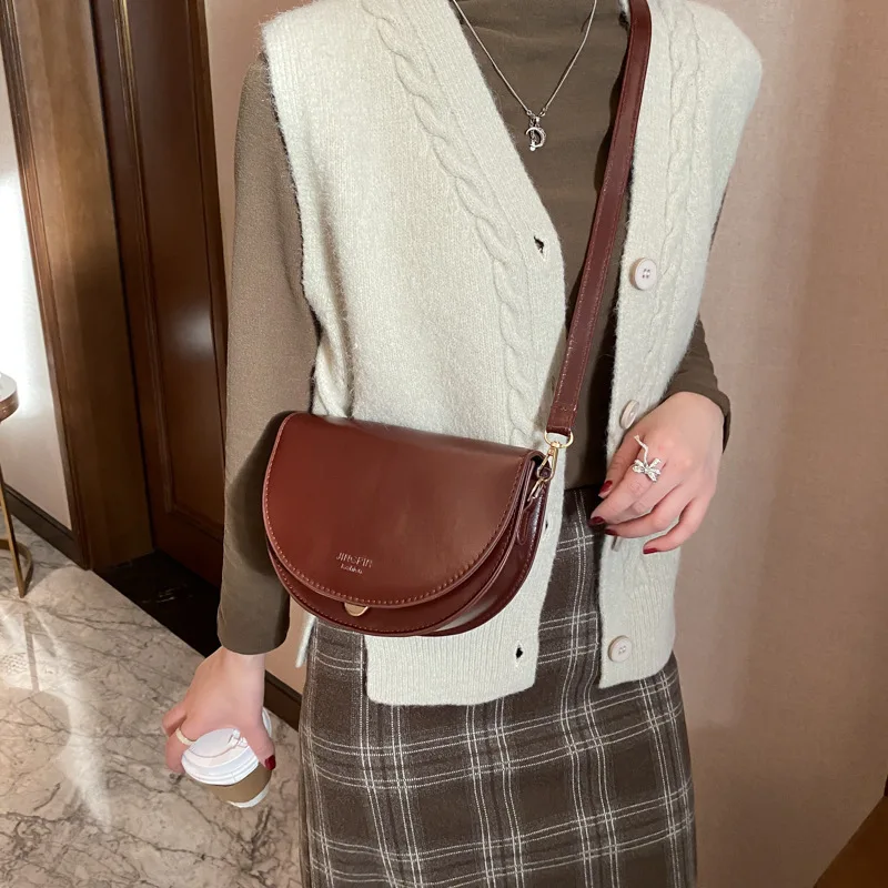 Solid Color Flip Saddle Bag Trend Fashion  New High Quality PU Leather Women Designer Handbag Retro Small Shoulder Messenger Bag