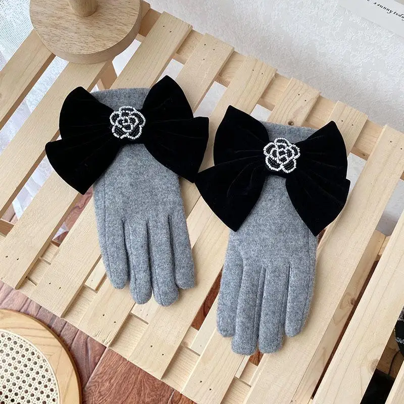 Cashmere Ladies Gloves Handmade Beaded Camellia Winter Gloves Korean Fashion Thickened Warmth Riding Touch Screen Gloves A435