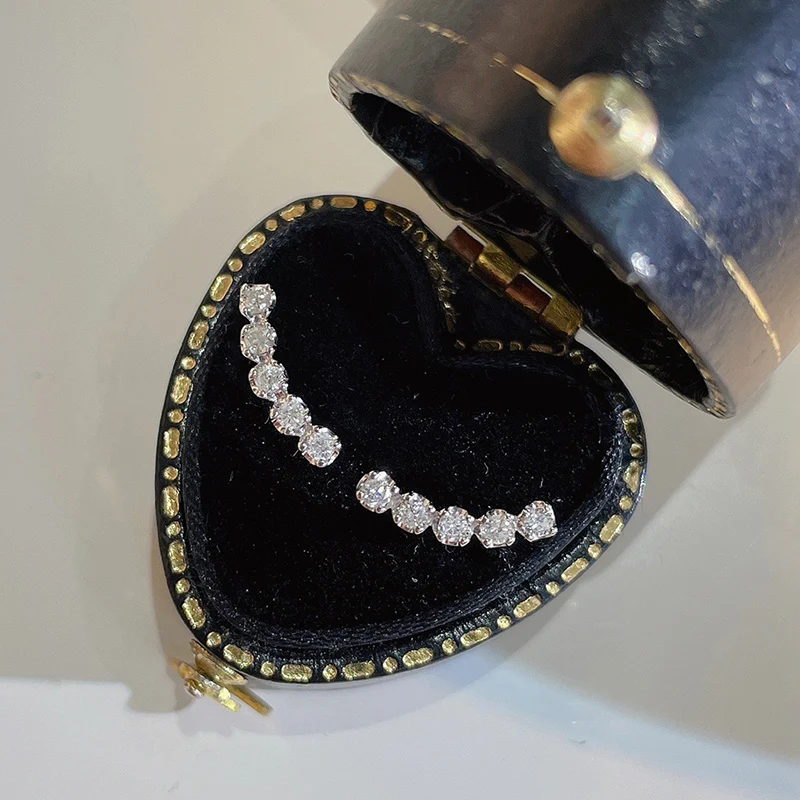 Huitan-한국 패션 소녀 스터드 귀걸이, 반짝이는 큐빅 지르코니아 여성 쥬얼리와 신선한 스타일 파티 데일리웨어 스테이트먼트 귀걸이