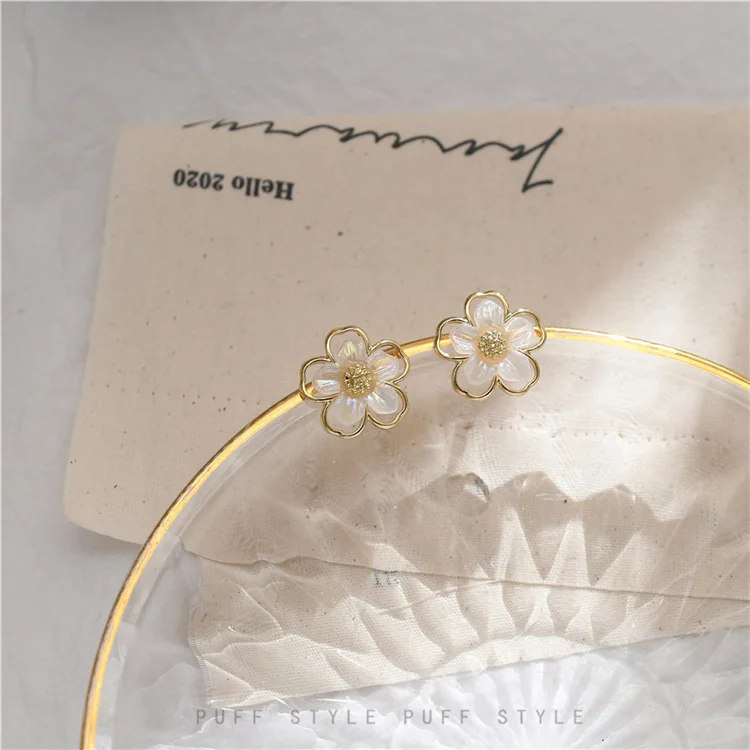 Korean Style Temperament Shell Flower Clip Earrings Small Gold Color Elegant Hollow Flower Clip on Earrings No Hole For Women