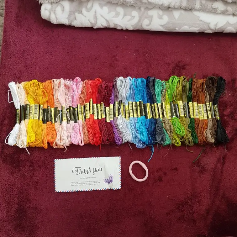 50 pcs filo da ricamo a colori casuali filo di seta fai-da-te fili di rami filo simile filo di matassa filo a punto croce