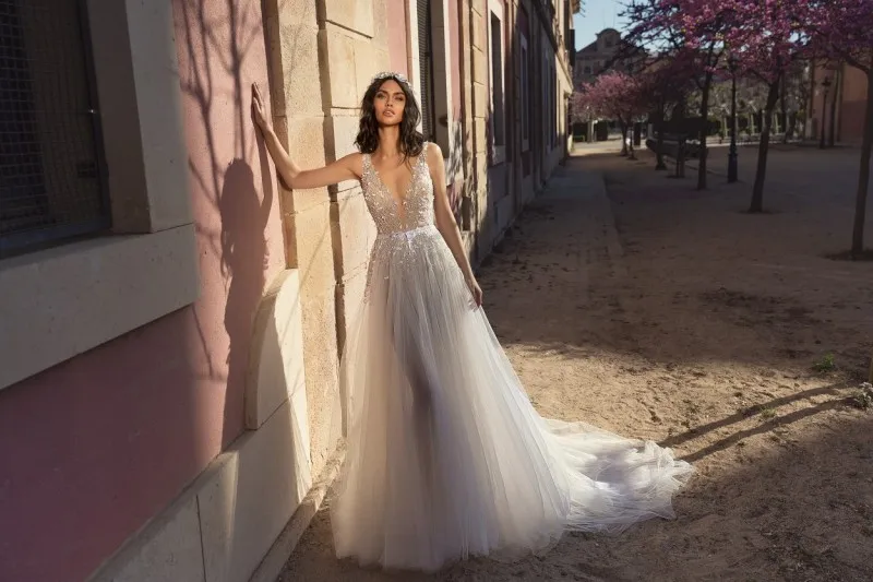 2020 A Line Wedding Dresses Sexy Deep V Neck Lace Appliques Beads Bridal Gowns Custom Made Open Back Sweep Train Wedding Dress