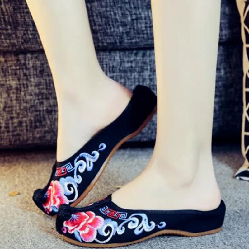 Embroidered Women Slippers Backless Flat Shoes Ladies Vintage Loafers Chinese Style Slides Beach Flip Flops Canvas Mule Shoes