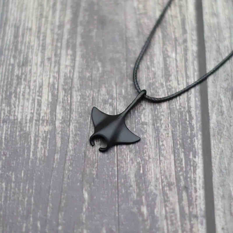 Fashion Marine Life Manta Ray Necklace For Men Minimalist Long Black Rope Collar Ocean Love Jewelry Summer Beach Surfing Colar