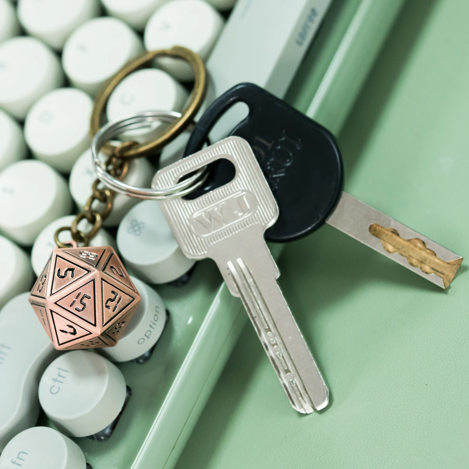 Cusdie D20 Metal Dice Keychain with Dragon Font Split Key Ring with Chain Silver Creative Design Durable Metal Alloy