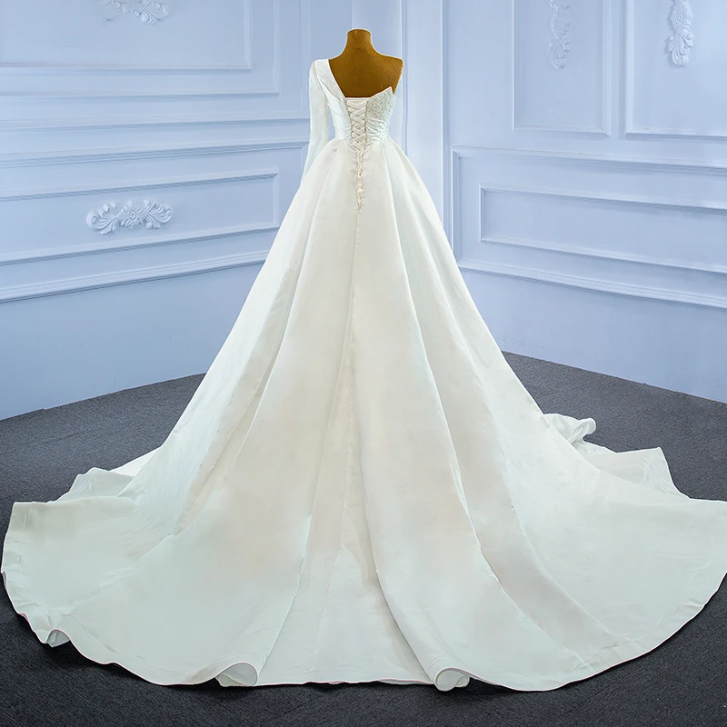 Robe de mariée élégante en satin perlé, asymétrique épaule dénudée, sirène détachable, pour les patients, RSM67244