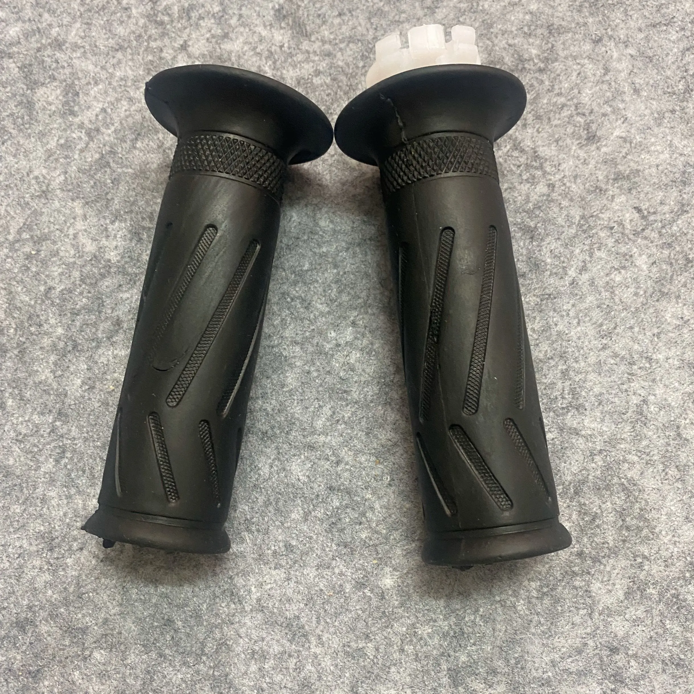 Pair 7/8'' Motor Left&Right Handlebars Hand Grips for YANAHA YZF1000 YZF-R1 YZF600 YZF-R6 R6S