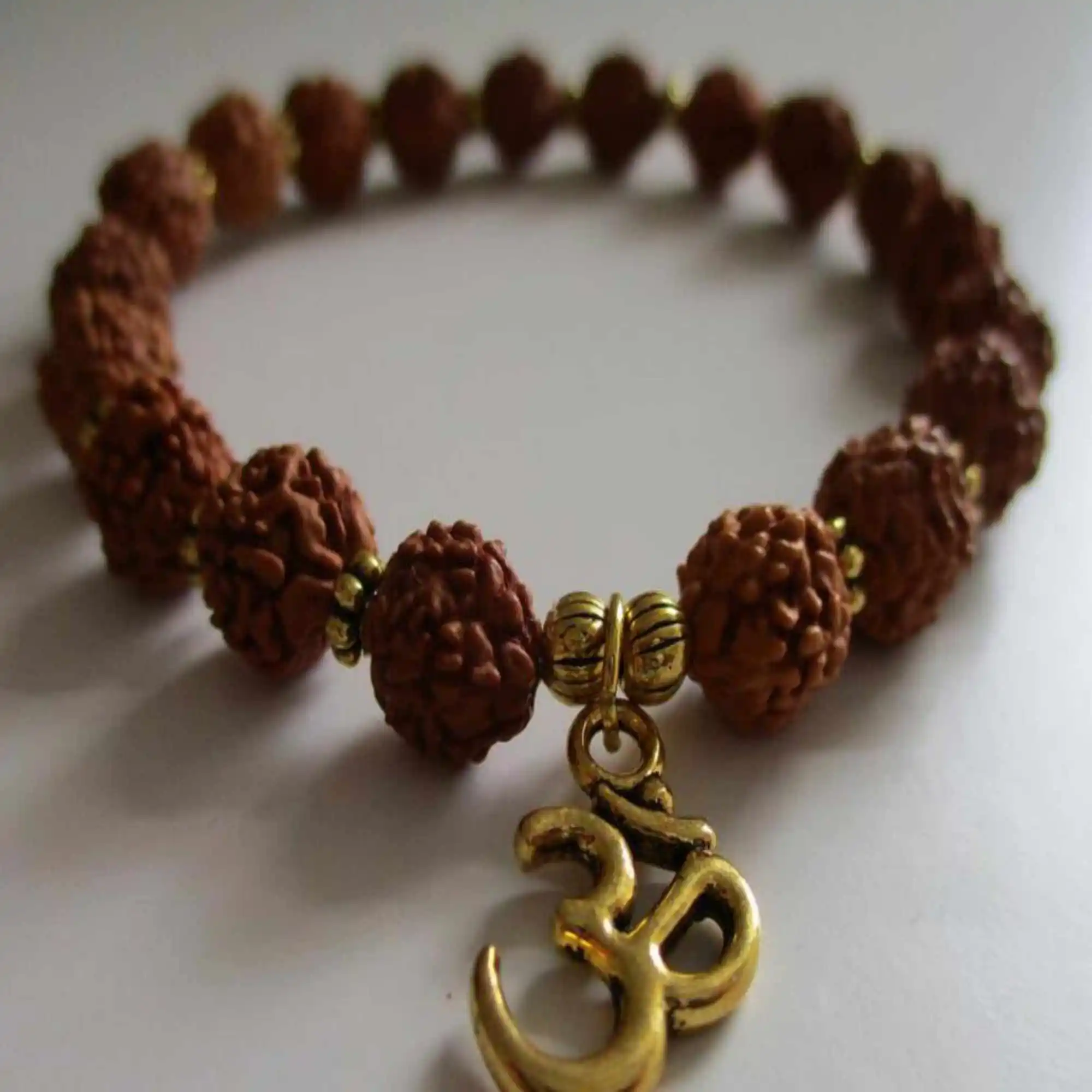 Braccialetto con ciondoli in oro Mala da polso con perline Rudraksha naturale impilabile artigianale bohémien formale Unisex amanti dei gioielli