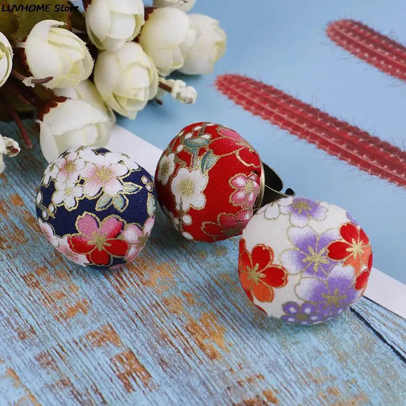 Random Color 1pc Finger Ring Sewing Needle Pin Cushion Holder Sewing Kit Pincushions Needlework DIY Craft Sewing Tools