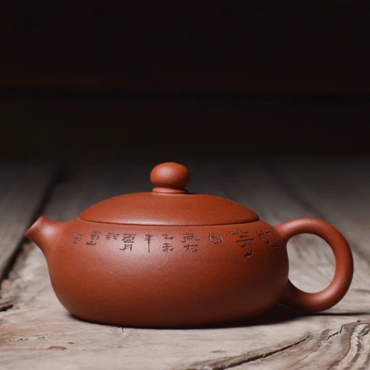 |Such as in yixing qing cement red lettering teapot kung fu tea tea pot Zhou Tingbian xi shi pot in hand