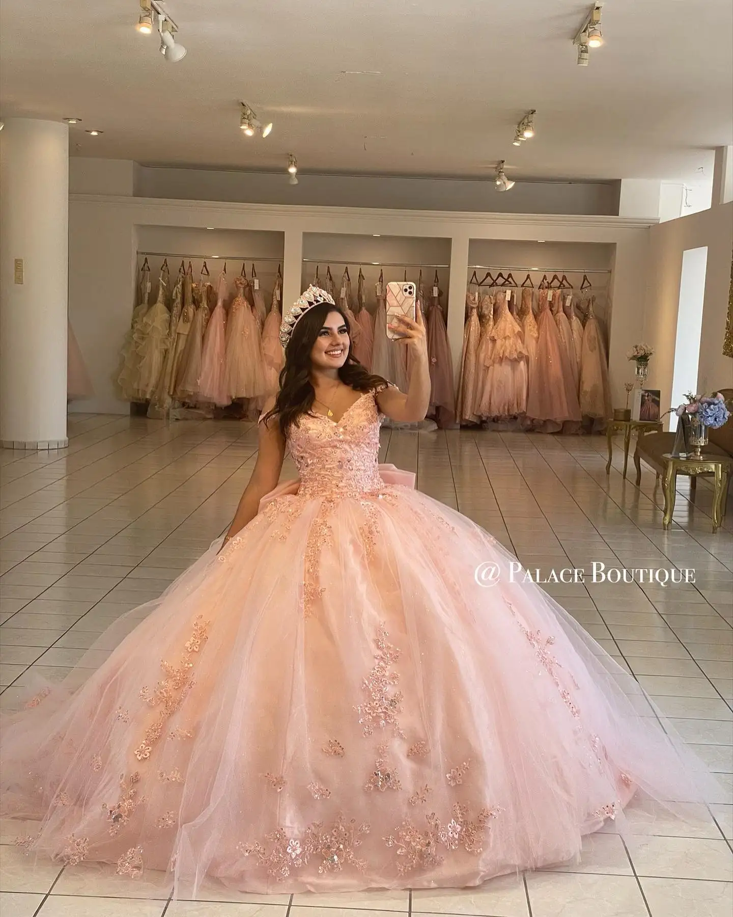 Gorgeous Pink 2022 Quinceanera เดรสลูกไม้ Up Appliqued ไหล่ Bow บอลชุดพรหมปาร์ตี้หวาน16ชุด vestidos