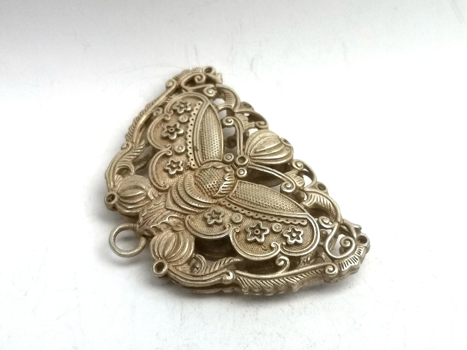 YIZHU CULTUER ART Size 6.5 cm Old Chinese Tibet Silver Carving Butterfly Amulet Pendant Decoration Gift Collection