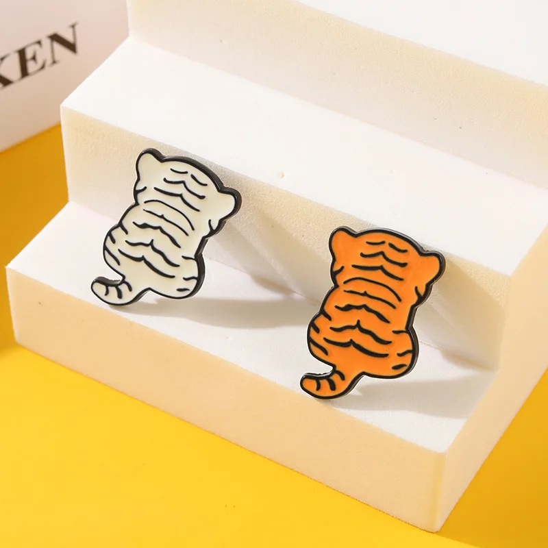 Cartoon Cute White Brown Tiger Back View Design Alloy Enamel Brooch Personality Small Animal Badge Clothing Accessories Pin