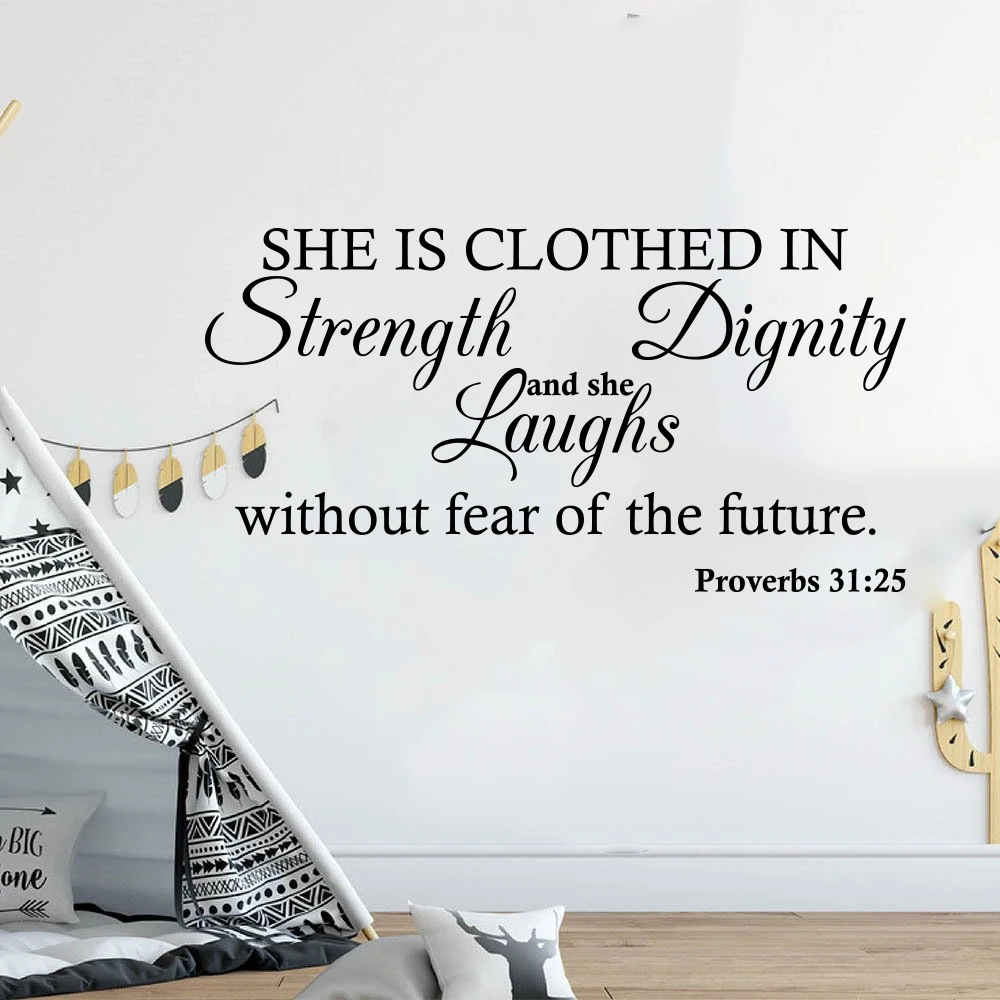 Proverbios del versículo de la Biblia cristiana 31:25 Calcomanía de pared Ella está vestida en la fuerza y la dignidad Laugh Future Etiqueta de la pared con cita inspirada