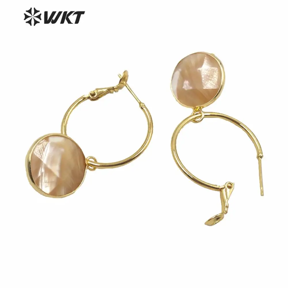 

WT-MPE035 Fashion Charming Round Faceted Hoop White Shell Earring With Gold Plated For Friends Wedding